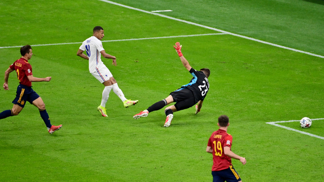 Pemain Prancis Kylian Mbappe mencetak gol kedua saat menghadapi Spanyol di Stadion San Siro, Milan, Italia, Minggu (10/10). Foto: Miguel Medina/Pool via Reuters