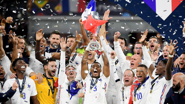 Para pemain Prancis merayakan dengan trofi setelah memenangkan Nations League di Stadion San Siro, Milan, Italia, Minggu (10/10). Foto: Alberto Lingria/REUTERS