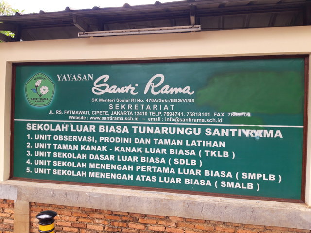 Papan di halaman depan sekolah SLB Tunarungu Santi Rama. (Dok: Pribadi).