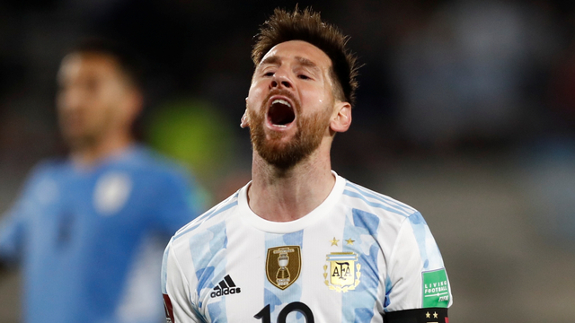 Pemain Argentina Lionel Messi bereaksi saat hadapi Uruguay pada Pra Piala Dunia 2022 di El Monumental, Buenos Aires, Argentina, Minggu (10/10). Foto: Agustin Marcarian/REUTERS