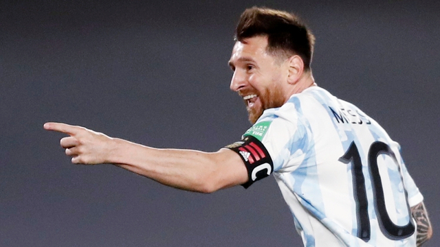 Pemain Argentina Lionel Messi berselebrasi usai mencetak gol pertama saat hadapi Uruguay pada Pra Piala Dunia 2022 di El Monumental, Buenos Aires, Argentina, Minggu (10/10). Foto: Agustin Marcarian/REUTERS