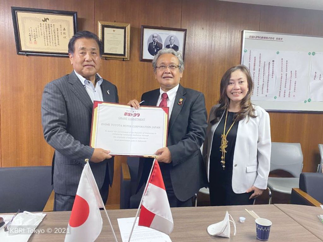 Dubes RI untuk Jepang Heri Akhmadi & Senior Vice President Ehime Toyota Motor Hidekazu Futagami tandatangani komitmen Hibah 11 mobil damkar dan 4 Ambulans untuk Sulsel. Foto KBRI Tokyo.