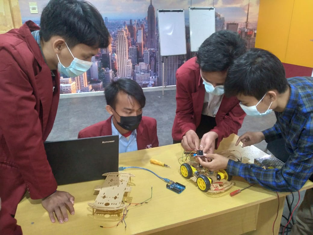 Proses pembuatan Mobile Robot oleh mahasiswa STMIK Antar Bangsa. 