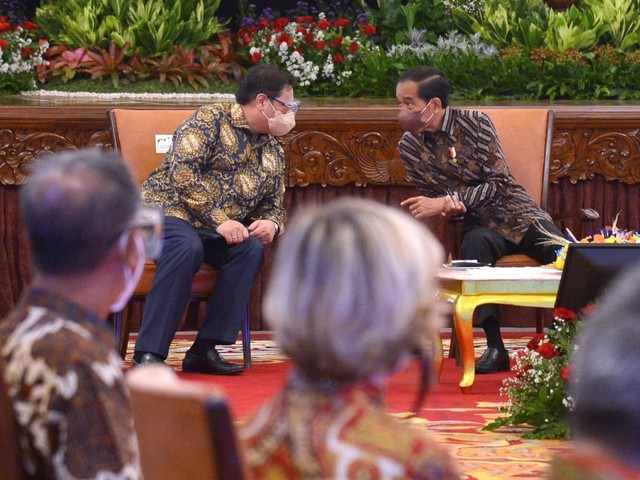 Jokowi saat memberikan Pidato pada Acara Otoritas Jasa Keuangan (OJK) Virtual Innovation Day 2021 di Istana Negara Foto: Kris - Biro Pers Sekretariat Presiden