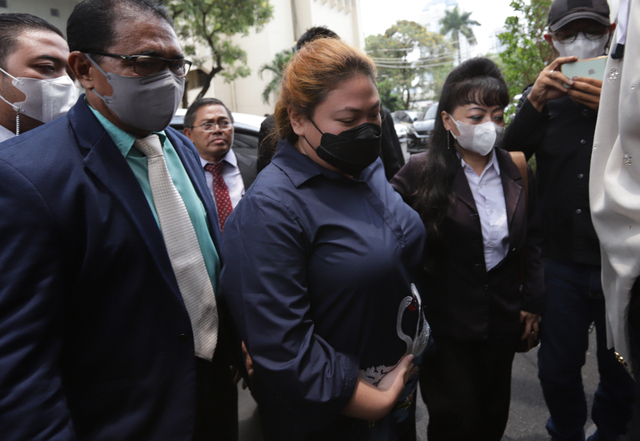 Anak dari penyanyi Nia Daniaty, Olivia Natania saat mendatangi Polda Metro Jaya, Jakarta, Senin, (11/9). Olivia diperiksa terkait kasus dugaan CPNS fiktif.  Foto:  Agus Apriyanto