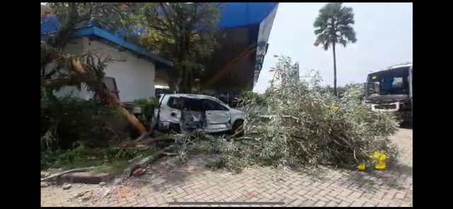 Kondisi GT Sentul Barat dan kantor PT Marga Sarana Jabar yang ditabrak Bus Cahaya Bakti Utama. Foto: Dok. Istimewa