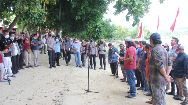 23 Mantan Narapidana Teroris Poso Ucapkan Ikrar Setia kepada NKRI di Poso, Sulawesi Tengah, Senin (11/10). Foto: Satgas Madago Raya