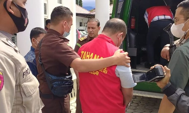 Pengamanan tersangka kasus dugaan korupsi pembangunan dermaga Kuala Krueng Pudeng, Lhoong, Kabupaten Aceh Besar. Foto: Dok. Kejari Aceh Besar