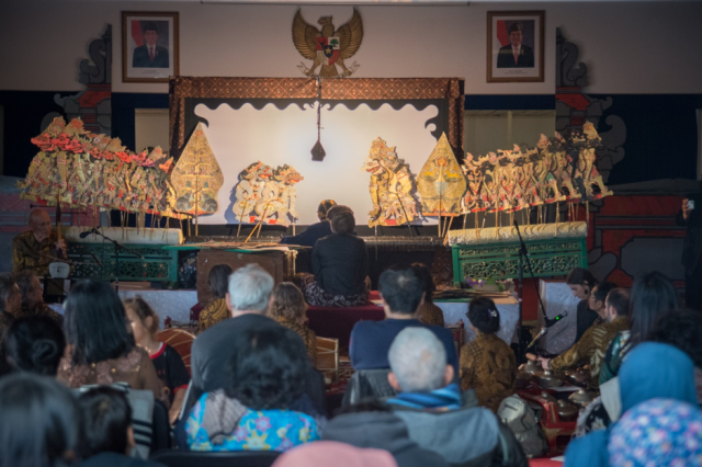 Ilustrasi pertunjukan wayang yang biasanya mengangkat sebuah tema dari daerah asal seni pewayangan tersebut. Foto: KBRI Den Haag
