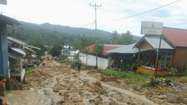 Banjir Landa Desa Salua. Kecamatan Kulawi, Kabupaten Sigi, Sulawesi Tengah, Minggu malam (10/10). Foto: Istimewa