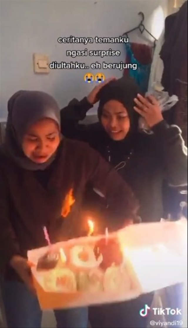Kejutan Ultah Berujung Musibah, Baju Wanita Ini Terbakar Saat Mau Tiup Lilin (44659)