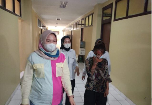 Pelaku OK tertunduk saat diamankan di Mapolrestabes Palembang. (foto: istimewa)