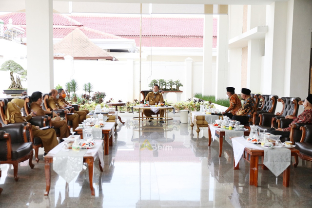 Audiensi dari Pengurus Wilayah Nahdlatul Ulama (PWNU) Lampung terkait persiapan pelaksanaan Muktamar ke-34 NU di Mahan Agung, Rumah Dinas Gubernur, Senin (11/10) | Foto : Ist