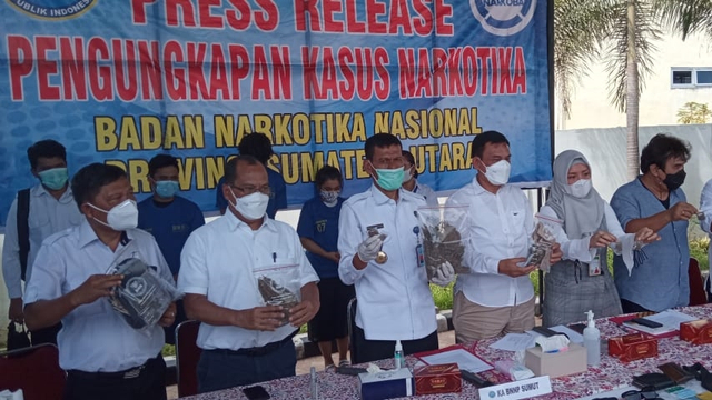 BNN Sumut saat memaparkan kasus penggerebekan kasus narkoba di FIB USU. Foto: Rahmat Utomo/kumparan