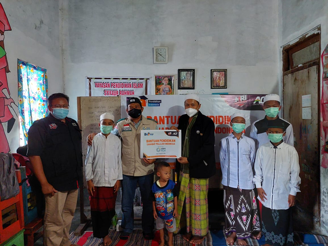 Serah Terima Bantuan Sahabat Pelajar Indonesia YBM PLN Pusmanpro dan ACT Jateng