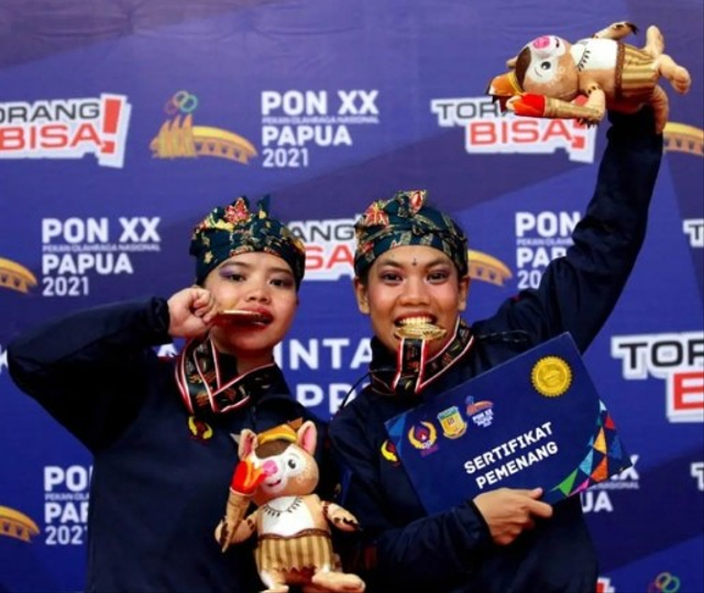 Atlet pencak silat kontigen Jabar sabet medali emas, Riska Hermawan (kiri) dan Ririn Rinasih (kanan). FOTO: Istimewa