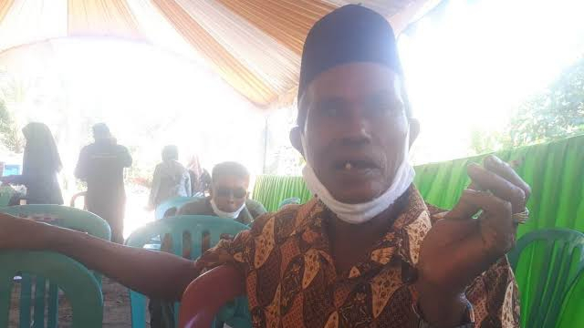 Tokoh Desa Sungai Bakau, Abdul Hamid saat dibincangi penulis. Foto: Lukman Hakim/InfoPBUN