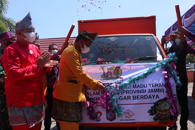 Bupati Beltim, Burhanudin saat melepas pengirima 1 ton madu asli Beltim di perayaan HUT Kota Manggar.