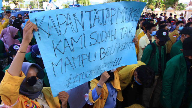 Aksi demo mahasiswa di Padang terkait kebijakan PPKM beberapa waktu lalu. Foto: Langkan/Kumparan