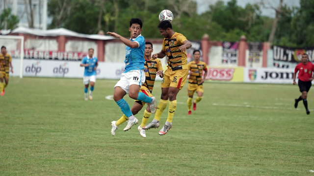 Striker Sulut United, Eksel Runtukahu, berduel udara dengan pemain belakang Mitra Kukar pada lanjutan Liga 2 Sepakbola Indonesia. Sulut United berhasil menang 1-0 dalam laga ini. (foto: istimewa)