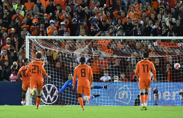Pemain Belanda Memphis Depay mencetak gol saat melawan Gibraltar pada Kualifikasi UEFA di Stadion Feyenoord, Rotterdam, Belanda. Foto: Piroschka Van De Wouw/Reuters
