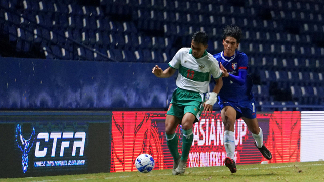 Pemain Indonesia Rachmat Irianto (kiri) berebut bola dengan pemain Taiwan Lin Ming-Wei pada leg kedua Play-off Kualifikasi Piala Asia 2023 di Stadion Chang Arena Buriram, Thailand, Senin (11/10/2021). Foto: Humas PSSI/Antara Foto