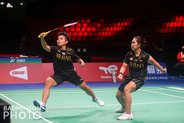 Ganda putri Indonesia Ribka Sugiarto dan Siti Fadia Silva Ramadhanti pada penyisihan grup A Uber Cup 2020 di Ceres Arena, Aarhus, Denmark.
 Foto: Yves Lacroix/Badmintonphoto/BWF