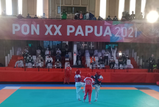 Novianyanti dari Kalbar saat final kelas 50,1 kg mengalahkan atlet Jawa Barat 2-1, sekaligus meraih medali emas. Foto: Dok KONI Kalbar. 