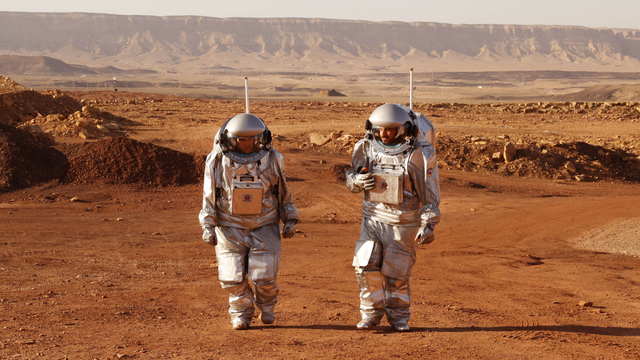 Sepasang astronot dari tim Eropa dan Israel berjalan dengan pakaian luar angkasa selama misi pelatihan untuk planet Mars. Foto: Ack Guez / AFP