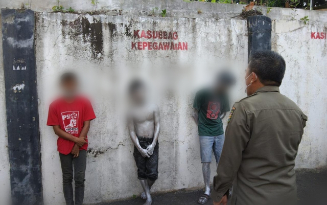Kepala Badan Pol-PP Bandar Lampung Suhardi Syamsi saat menginterogasi dua manusia silver dan seorang pengawasnya yang berhasil diamankan, Senin (11/10) | Foto : Ist