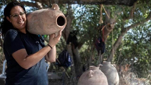 Anggur diperam di dalam kendi tanah liat yang disebut kendi Gaza, yang banyak ditemukan dalam keadaan utuh di situs penggalian.