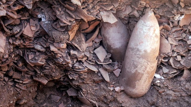 Puluhan ribu pecahan kendi ditemukan di situs penggalian.