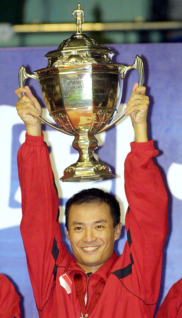 Tunggal putra Indonesia, Hendrawan, merayakan kemenangan Piala Thomas di Guangzhou, China, pada 19 Mei 2002. Foto: GOH Chai Hin / AFP