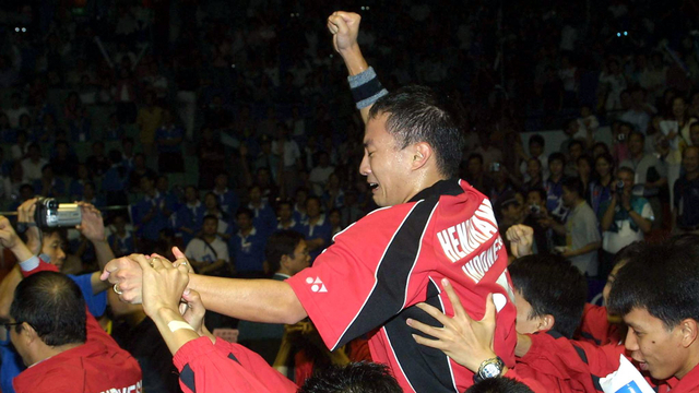Tunggal putra Indonesia, Hendrawan, merayakan kemenangan Piala Thomas di Guangzhou, China, pada 19 Mei 2002. Foto: GOH Chai Hin / AFP