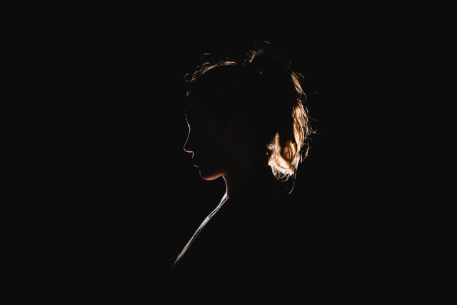 Ilustrasi Wanita dalam gelap. Photo:Photo by Molly Blackbird on Unsplash
