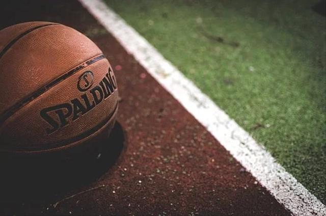 Pixabay.com - cara mengoper bola basket lengkung samping