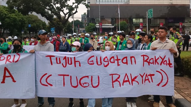 Kelompok mahasiswa mengatasnamakan Poros Mahasiswa Pejuang Rakyat Indonesia (PMPRI) orasi di jalan Merdeka Selatan, Jakarta, Kamis (21/4/2022). Foto: Farusma/kumparan
