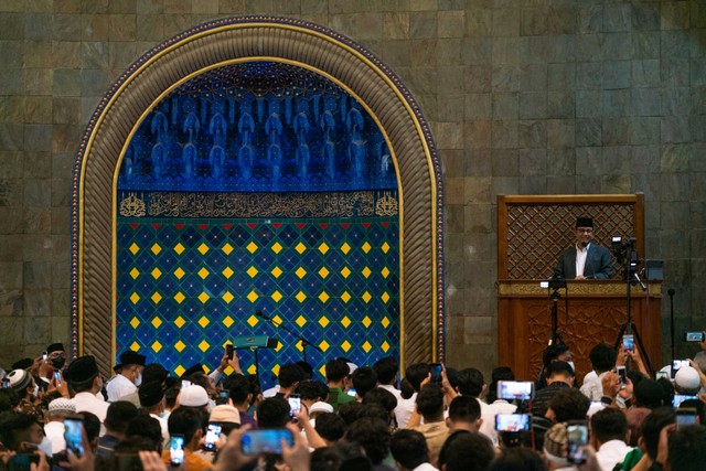 Gubernur DKI Jakarta Anies Baswedan mengisi ceramah salat Tarawih di Masjid Kampus UGM, Sleman, DI Yogyakarta, Kamis (7/4/2022). Foto: Hendra Nurdiyansyah/ANTARA FOTO