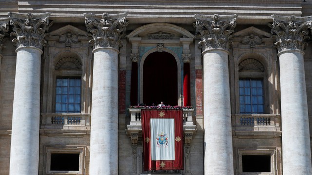 Paus Fransiskus menyampaikan pesan "Urbi et Orbi" saat perayaan Paskah di Vatikan pada Minggu (17/4/2022).
 Foto: Yara Nardi/REUTERS