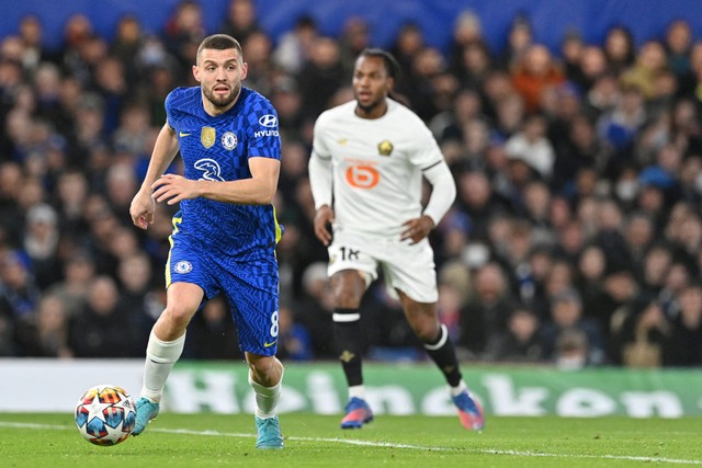 Pemain Chelsea Mateo Kovacic mengontrol bola saat pertandingan sepak bola leg pertama babak 16 besar Liga Champions UEFA melawan Lille (LOSC) di stadion Stamford Bridge, London. Foto: Justin Tallis/AFP