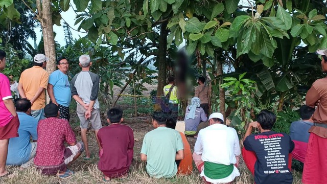 Petugas saat lakukan olah TKP, di lokasi meninggalnya Rasijan, yang ditemukan meninggal dunia gantung diri, di Dusun Tenggor, Desa Sudu, Kecamatan Gayam, Kabupaten Bojonegoro. Sabtu (16/04/2022) (foto: dok istimewa)