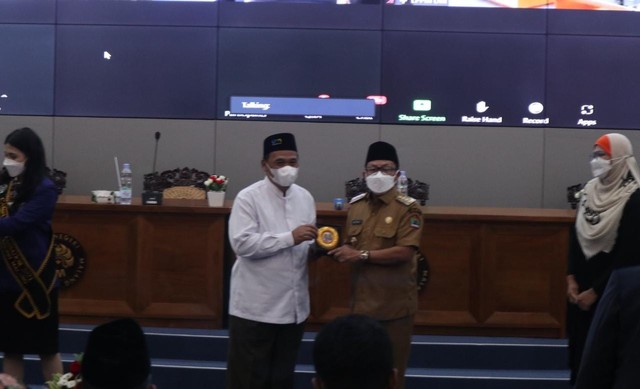 Rektor UM, Prof Dr AH Rofi'uddin MPd (kiri) bersama Wali Kota Malang, Drs H Sutiaji (kanan) . Foto: Feni Yusnia