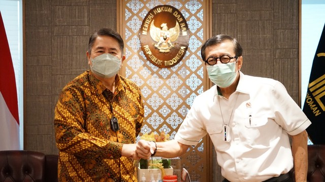 Menkum HAM Yasonna Laoly bersama Ketua Philipine Business Club Indonesia (PBCI) Antonio Capati, 18 Februari 2022. (Foto: Kemenkumham)