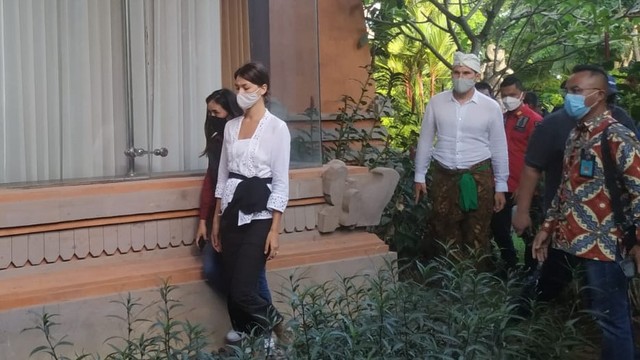WN Rusia yang terlibat dalam pembuatan video bugil di pohon sakral di Tabanan saat berada di rumah jabatan Gubernur Bali - ROB