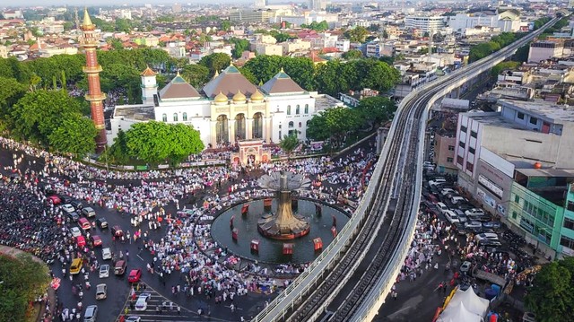 Suasana kepadatan warga yang melaksanakan salat id di Masjid Agung Palembang, Senin (2/5) Foto: abp/Urban Id