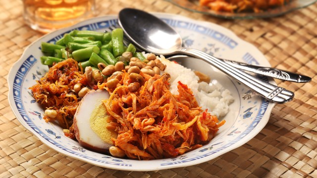 Ilustrasi sajian nasi khas Indonesia. Foto: adie.foodtography/Shutterstock