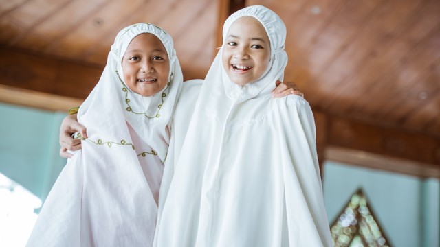 Ilustrasi anak pakai mukena. Foto: Odua Images/Shutterstock