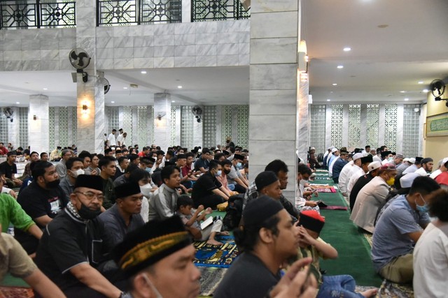Pesan Bupati Kuningan saat Salat Tarawih Perdana di Masjid Syiarul Islam (13419)
