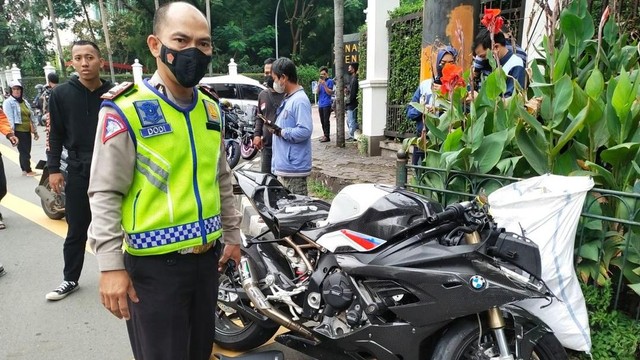 Polisi di lokasi kecelakaan antara motor dan mobil didepan Pintu Masuk Golf Senayan Minggu (1/5/2022).. Foto: Instagram/@tmcpoldametro
