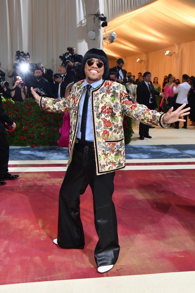 Rapper AS Anderson tiba untuk Met Gala 2022 di Metropolitan Museum of Art pada 2 Mei 2022, di New York. Foto: Angla Weiss / AFP